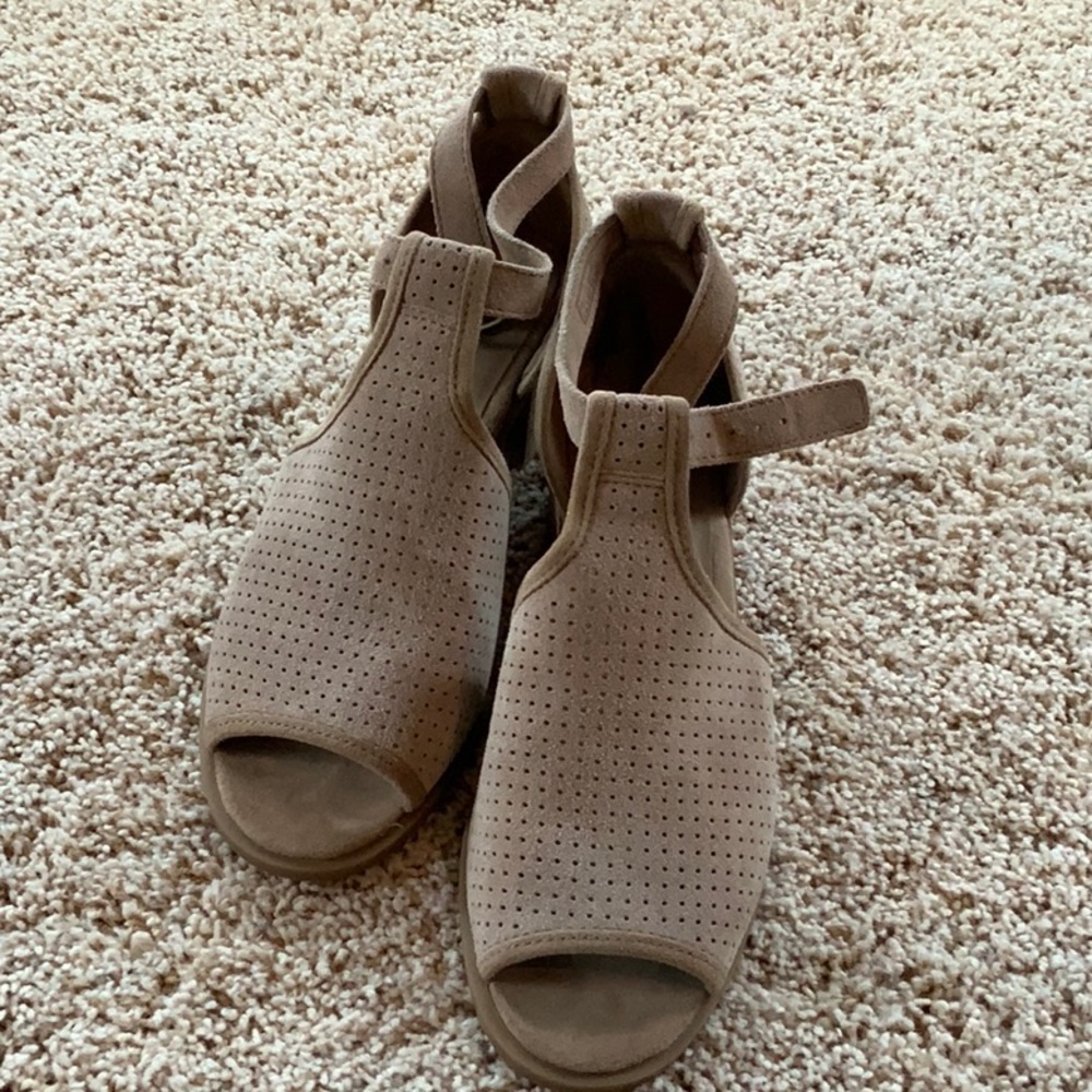 Ugg by Koolaburra Ashlyn sandal size 7